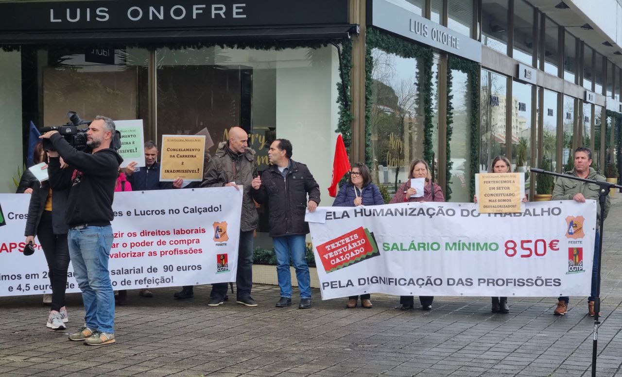 Hoje fizemos uma manifestação em frente à loja do Luís Onofre, presidente da Apiccaps.