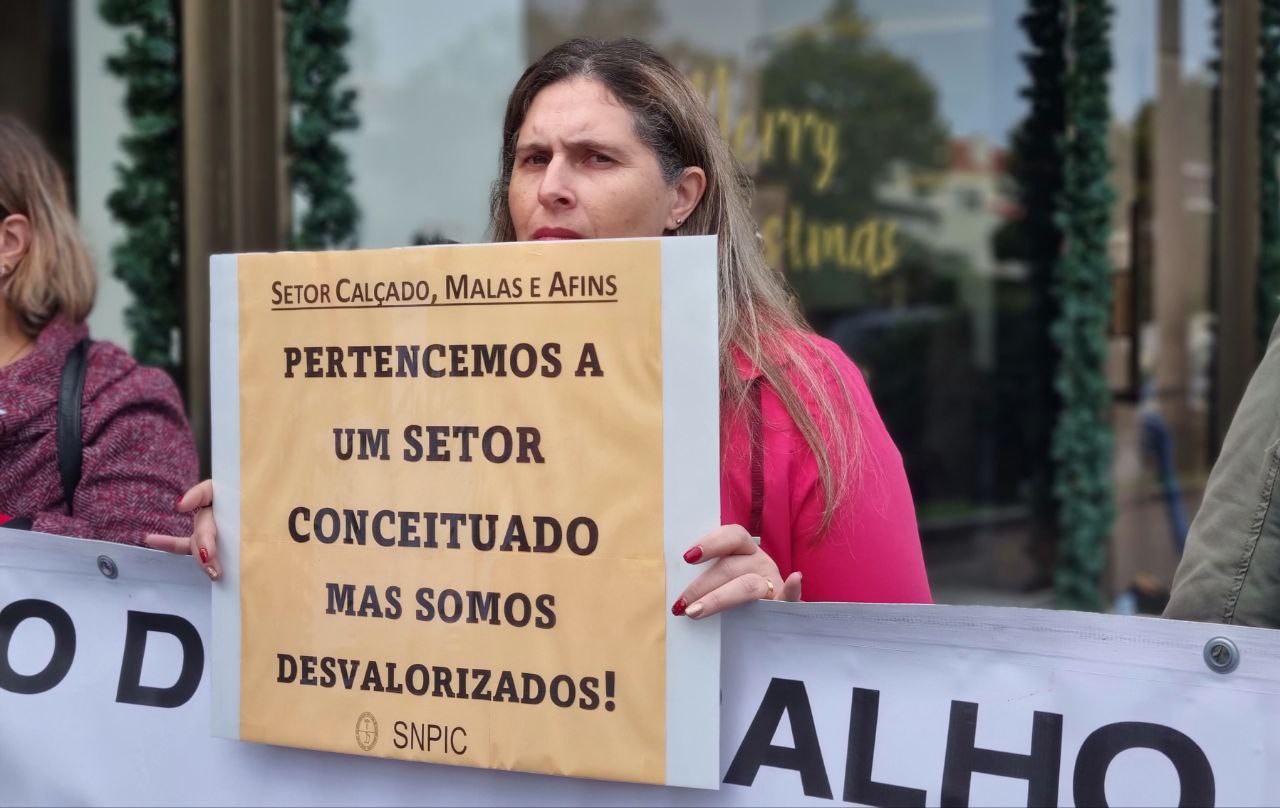 Manifestação em Frente à loja de Luís Onofre
