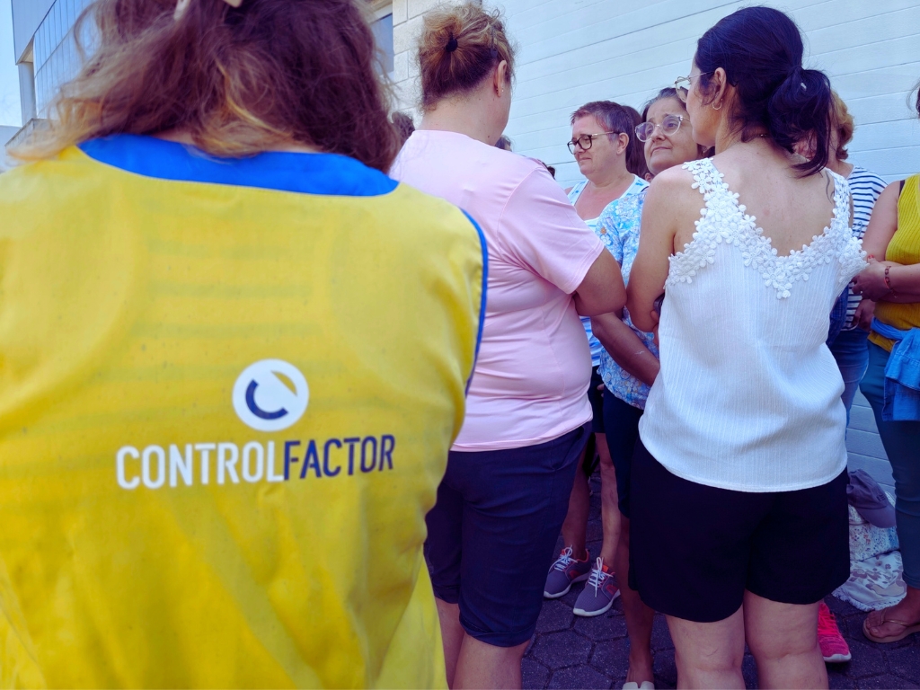 Trabalhadoras da Controlfactor Belém em vigília à porta da fábrica.