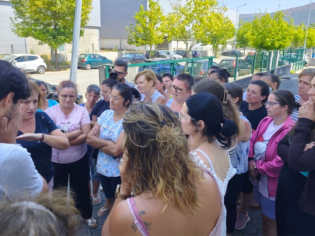 Reunião entre trabalhadoras e representantes sindicais à porta da Controlfactor.