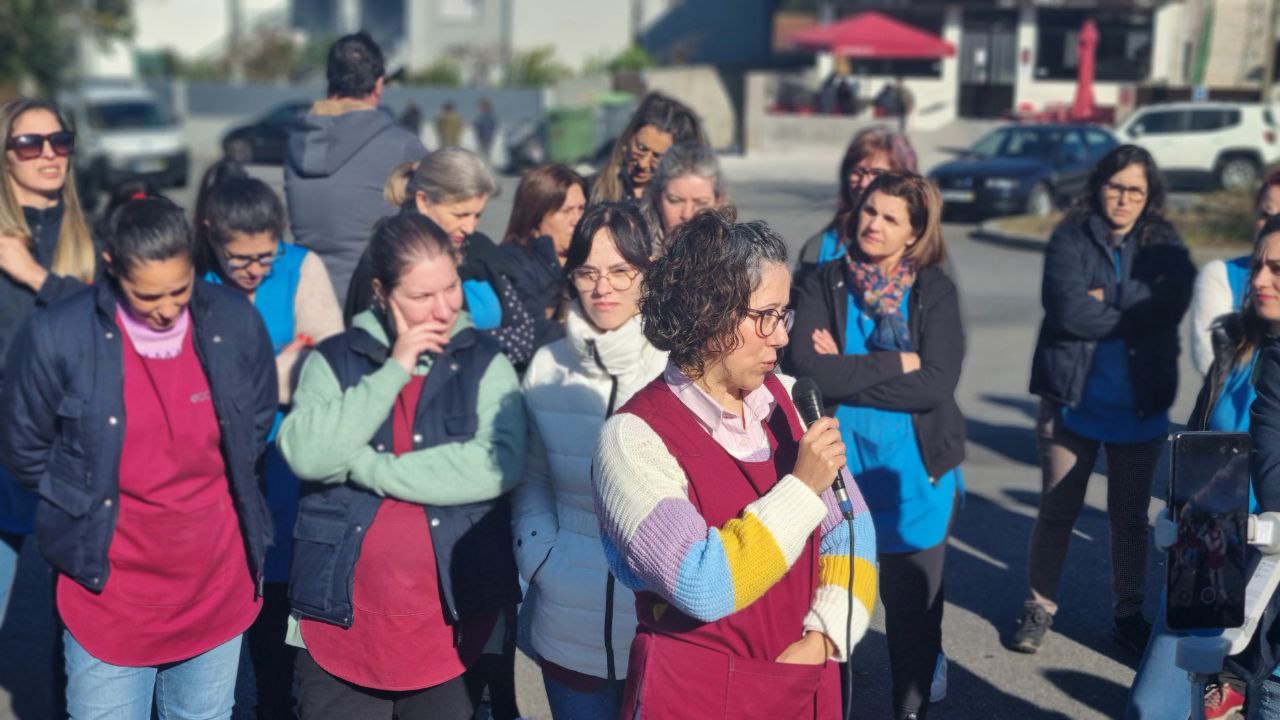 Trabalhadora da ECCO em discurso