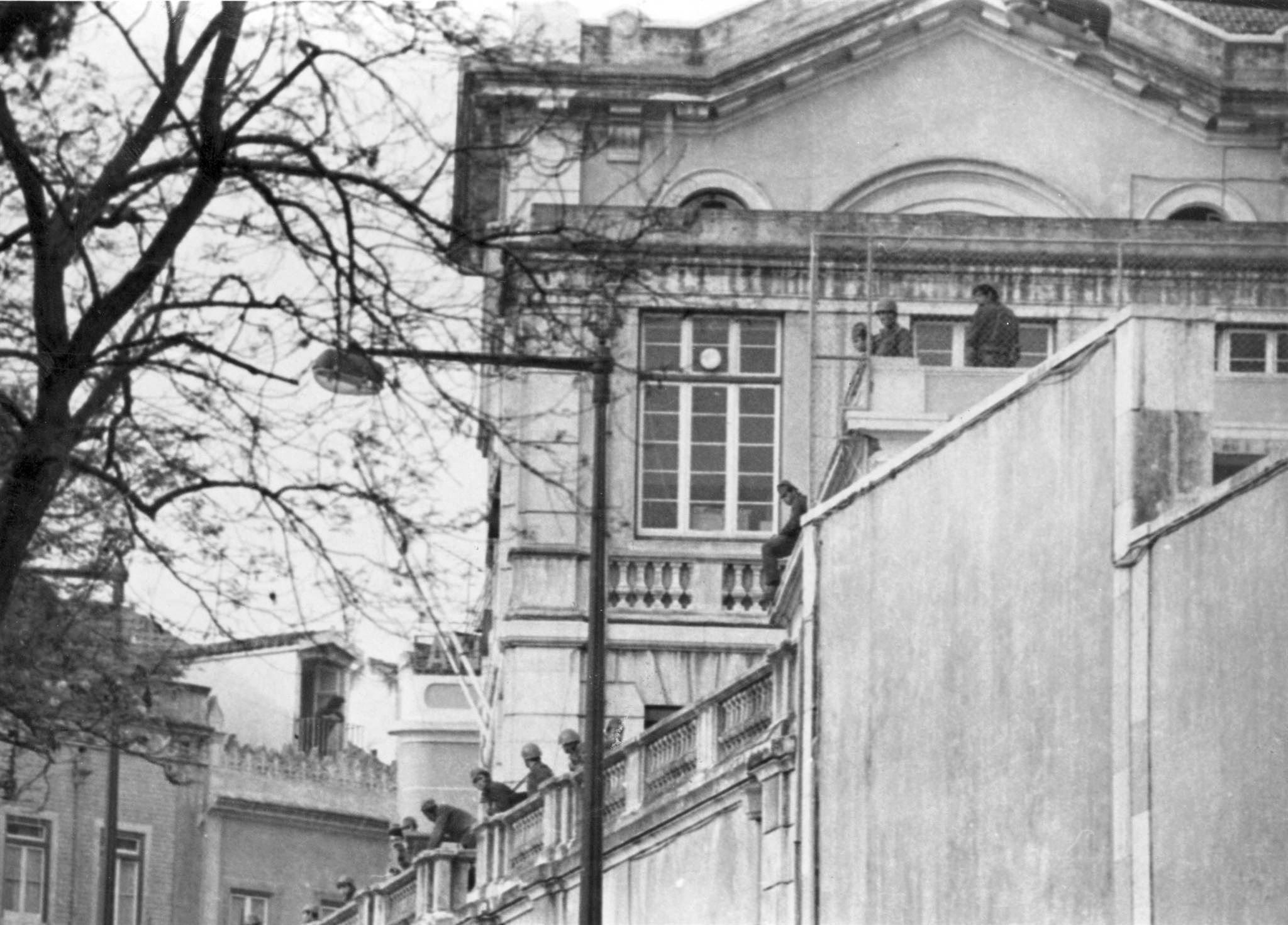 Emissora Nacional ocupada por soldados no dia 25 de abril de 1974. Via Arquivo Municipal de Lisboa.